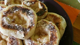 Moravské báleše podle receptu od babičky: Tyhle kynuté placky se snadno připravují a chutnají nasladko i naslano