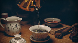 Vše, co jste chtěli vědět o čaji a báli se zeptat: Čím se liší zelený a černý a jak ho vlastně správně uvařit?