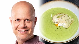 Kopřivová polévka podle kuchaře Romana Pauluse: Je levná, snadná a s pošírovaným vejcem a chlebovými chipsy báječně chutná