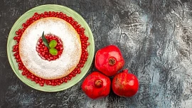 Jak jednoduše oloupat granátové jablko bez ztráty šťávy a jediného zrníčka? Pomůže snadný trik s rozpůlením a miskou