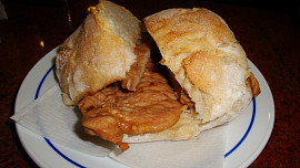 Portugalský sendvič bifana se připravuje jen ze dvou ingrediencí: Neuvěřitelně křehký a báječně šťavnatý je díky marinádě z vína