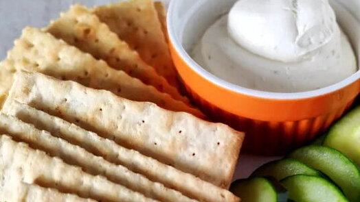 Blesková pomazánka jen ze dvou surovin: K výraznému sýru přidejte obvyklou ingredienci