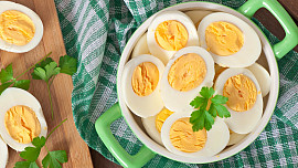 Jak snadno oloupat vejce natvrdo i jednou rukou: Stačí skořápku dobře naklepnout, důležitá je ale i teplota