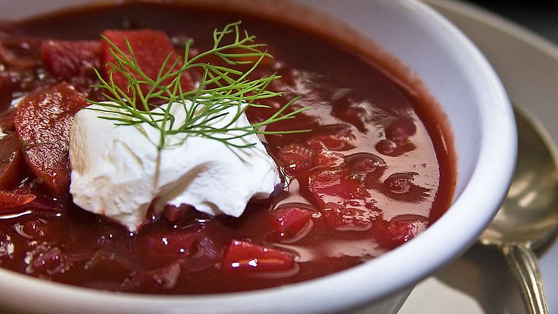 Klasický ruský boršč: Tenhle jednoduchý recept na dokonalou podzimní polévku zaručeně zvládnete