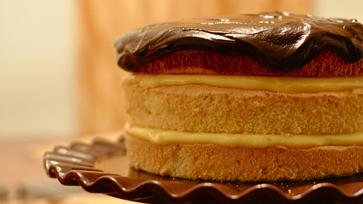 Bostonský krémový koláč: Jednoduchý moučník s čokoládovou polevou můžeme klidně podávat i místo dortu