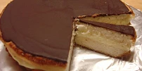 Boston cream pie: Jednoduchý dort ze tří složek oslní jemným pudinkovým krémem a dokonalým propojením chutí