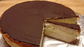 Boston cream pie: Jednoduchý dort ze tří složek oslní jemným pudinkovým krémem a dokonalým propojením chutí