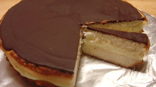 Boston cream pie: Jednoduchý dort ze tří složek oslní jemným pudinkovým krémem a dokonalým propojením chutí