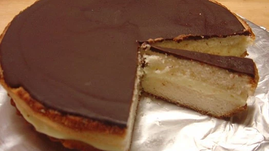 Boston cream pie: Jednoduchý dort ze tří složek oslní jemným pudinkovým krémem a dokonalým propojením chutí