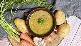 Nejlevnější polévky dokáží zasytit i potěšit chutí: Super bramboračka i silná česnečka se dají uvařit za pár korun a luxusně
