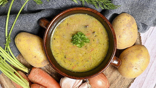 Nejlevnější polévky dokáží zasytit i potěšit chutí: Super bramboračka i silná česnečka se dají uvařit za pár korun a luxusně