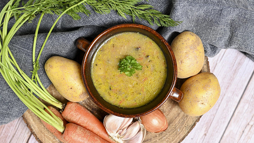 Pořádná sytá polévka patří k zimním měsícům zcela neodmyslitelně.