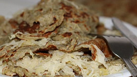 Znáte kramfleky? Obdoba bramboráků chutná báječně: Přidat můžete zelí, povidla i škvarky a nasytit tak levně celou rodinu