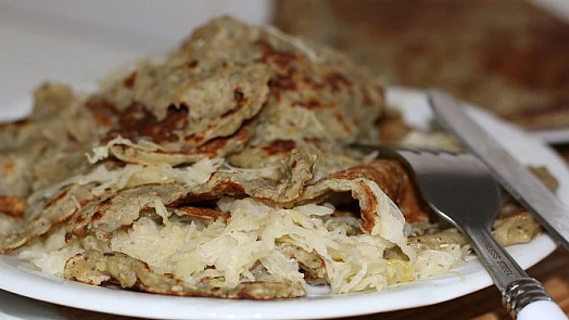 Znáte kramfleky? Obdoba bramboráků chutná báječně: Přidat můžete zelí, povidla i škvarky a nasytit tak levně celou rodinu