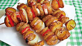 Šťavnaté a syté bramborové špízy se slaninou: Perfektní večeři za pár korun máte hotovou na chvilku