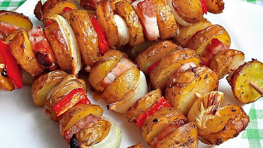 Šťavnaté a syté bramborové špízy se slaninou: Perfektní večeři za pár korun máte hotovou na chvilku