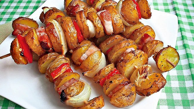 Brambory a slanina jsou základem chutného špízu.