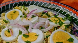 Dřív se jedl teplý a s ančovičkami: Historie bramborového salátu je jen pro silné žaludky