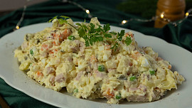 KVÍZ: Víte, jak správně uvařit brambory do štědrovečerního salátu? Otestujte se, zda solíte ve správný čas či používáte vhodný typ