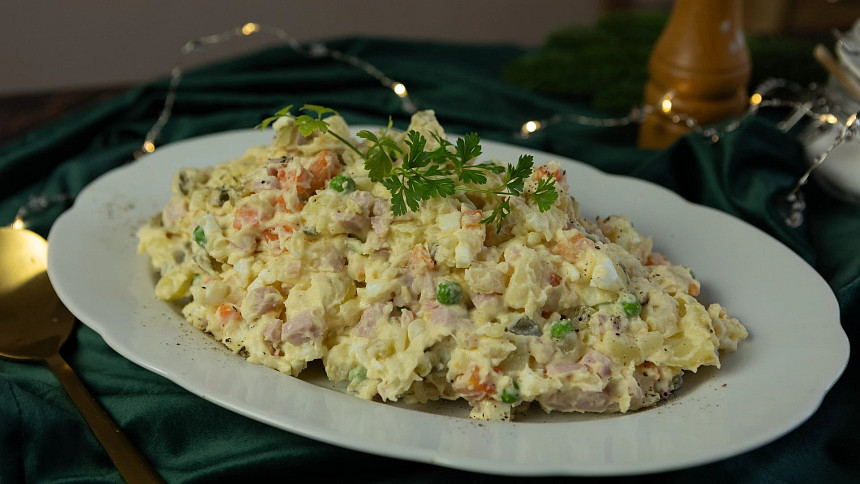 Bramborový salát je nedílnou součástí štědrovečerní tabule.