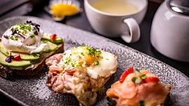 Slaná snídaně na vidličku: Pečená vejce s houbami nebo bramborovou frittatu si zamilujete