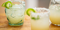 Margarita je nejlepší drink do horkých letních dnů. Zkuste jej podle těchto receptů ve verzi s pivem nebo s chilli
