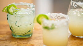 Margarita je nejlepší drink do horkých letních dnů. Zkuste jej podle těchto receptů ve verzi s pivem nebo s chilli