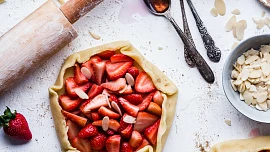 Upečte si koláč: Na přípravu skvělého křehkého těsta vám stačí jen tři ingredience! Víte, které to jsou?