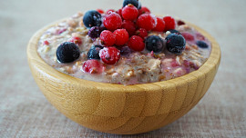 Ovesné vločky pomáhají snížit špatný cholesterol, dopřejte si je třeba v poctivé ranní kaši