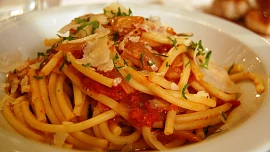 Sugo all'amatriciana: Jedna z klasických italských rajčatových omáček voní opečenou slaninou a pikantní chuť dodá chilli paprička