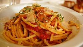 Sugo all'amatriciana: Jedna z klasických italských rajčatových omáček voní opečenou slaninou a pikantní chuť dodá chilli paprička