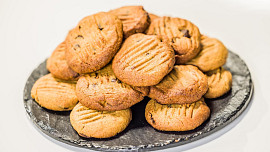 Buchty po ránu: Vynikající arašídové sušenky podle Josefa Maršálka  zvládnete upéct jen ze čtyř surovin, navíc bez mouky