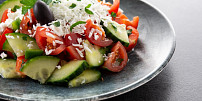 Bulharsko na talíři: Známe tajemství pravého šopského salátu. Víte, jaké dvě ingredience mu dají tu správnou chuť?