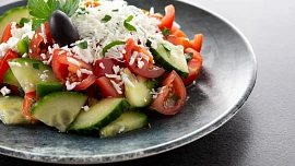 Bulharsko na talíři: Známe tajemství pravého šopského salátu. Víte, jaké dvě ingredience mu dají tu správnou chuť?