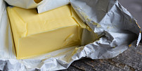 Cena másla padá dolů! Odborník ale radí: Pozor na méně kvalitní, přehnětené zahraniční tuky, mohou způsobit problémy při pečení!