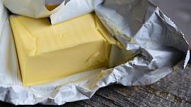Cena másla padá dolů! Odborník ale radí: Pozor na méně kvalitní, přehnětené zahraniční tuky, mohou způsobit problémy při pečení!