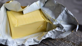 Cena másla padá dolů! Odborník ale radí: Pozor na méně kvalitní, přehnětené zahraniční tuky, mohou způsobit problémy při pečení!