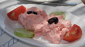 Tarama salata navnadí na léto. Řecká specialita z rybích jiker vás dostane růžovou barvou i úžasnou chutí