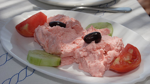 Tarama salata navnadí na léto. Řecká specialita z rybích jiker vás dostane růžovou barvou i úžasnou chutí