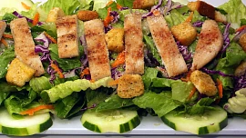 Hubnutí na cestách: Jak se dietně najíst ve fastfoodu a nepřibrat? Tyhle tipy zaženou hlad!