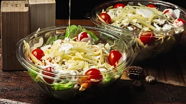 Hit letošního léta: Big Mac salát potěší milovníky fastfoodu i dietáře. Chutná totiž jako slavný burger, ale nepřibírá se po něm