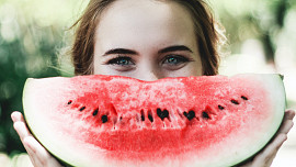 Pitný režim v létě? Nedostatek tekutin pomůže doplnit meloun, rajče i polévka!