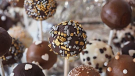 Dortová lízátka cake pops jsou hitem mnoha oslav. Víte, jak je připravit?