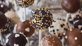 Dortová lízátka cake pops jsou hitem mnoha oslav. Víte, jak je připravit?