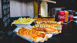 Máte raději párek v rohlíku nebo americký hot dog? Poradíme, kam v Praze zajít na obojí!