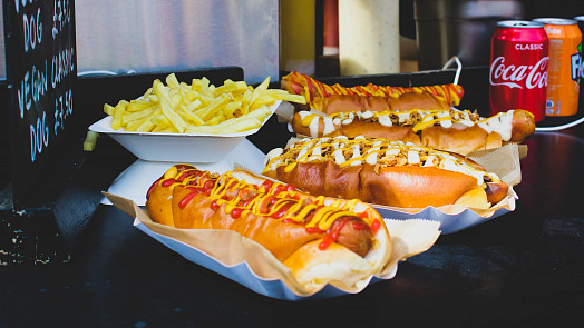 Máte raději párek v rohlíku nebo americký hot dog? Poradíme, kam v Praze zajít na obojí!