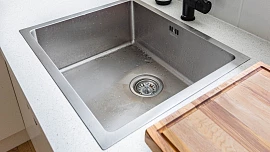 Jak nejlépe vyčistit nerezový dřez? Stačí soda, citron, ocet nebo obyčejná mouka!