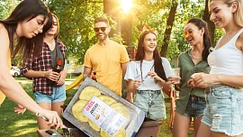 Pozor při grilování: Inspekce varovala před šizeným mletým masem, salmonelou v kuřatech i plísněmi v sýrech Oštěpek