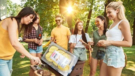 Pozor při grilování: Inspekce varovala před šizeným mletým masem, salmonelou v kuřatech i plísněmi v sýrech Oštěpek