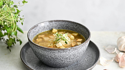 Jak připravit tu nejlepší česnečku: O výrazné vůni a chuti rozhoduje vývar a správný moment přidání česneku